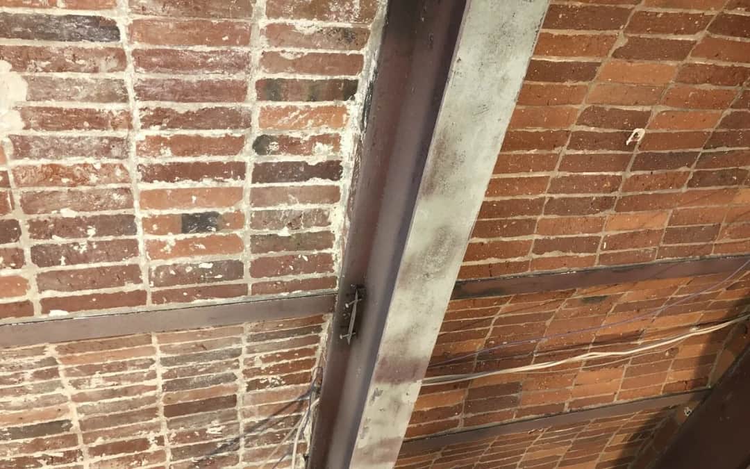 Jak oczyścić cegłę z tynku i uniknąć jej uszkodzenia