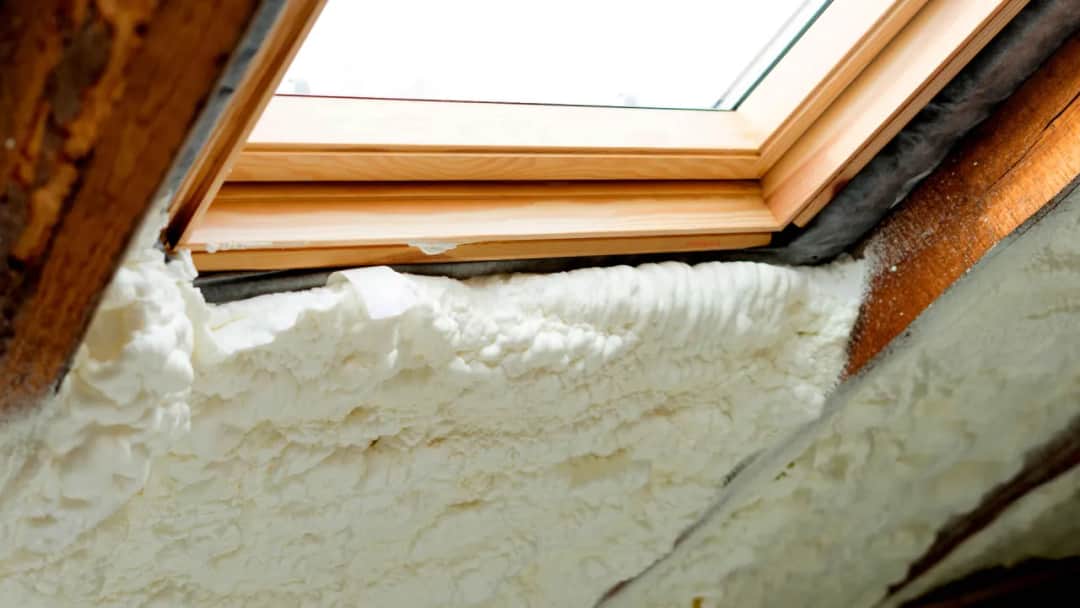 Jak docieplić okno dachowe i uniknąć strat ciepła w domu