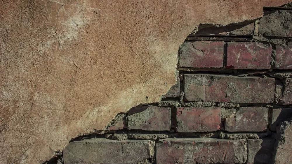 Czy zaprawą murarską można tynkować? Unikaj pęknięć i uszkodzeń