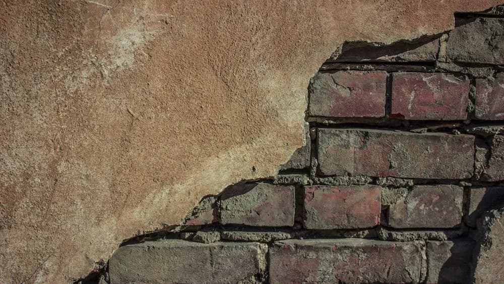 Czy zaprawą murarską można tynkować? Unikaj pęknięć i uszkodzeń