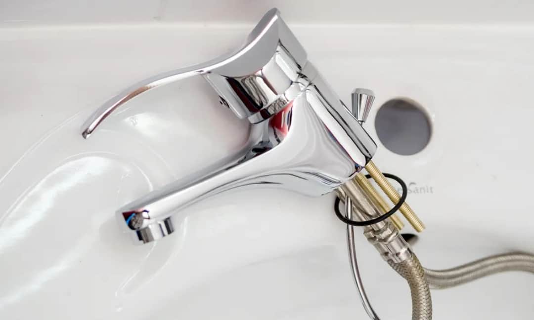 Jak wymienić wylewkę w kranie bez zbędnych problemów i kosztów