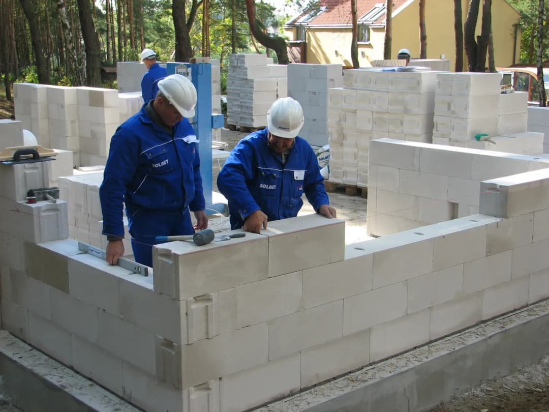 Jaki cement do murowania bloczków betonowych, aby uniknąć problemów?