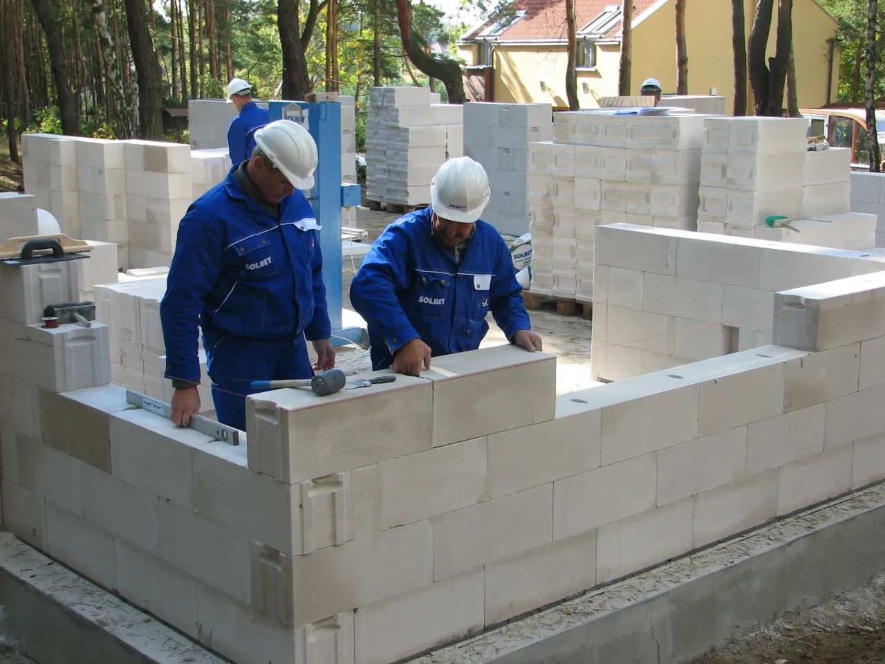 Jaki cement do murowania bloczków betonowych, aby uniknąć problemów?
