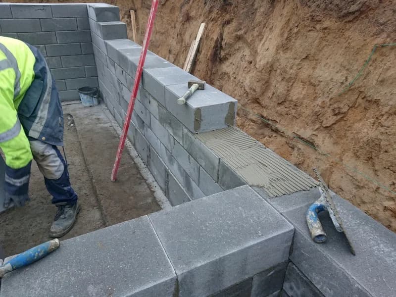 Bloczki betonowe na klej czy zaprawę - co wybrać dla trwałości?
