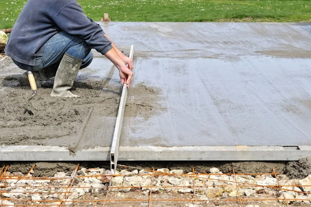 Jak zrobić wylewkę betonową na ziemi bez błędów i oszczędności