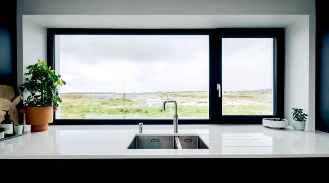 Jak wysoko okno w kuchni? Oto kluczowe wskazówki dla idealnego montażu