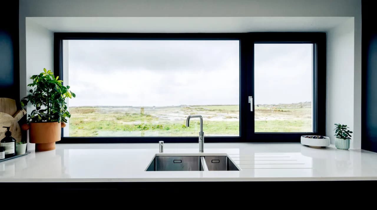 Jak wysoko okno w kuchni? Oto kluczowe wskazówki dla idealnego montażu