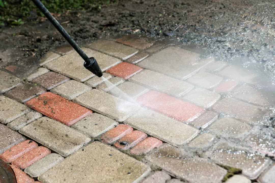 Skuteczne sposoby na to, czym wyczyścić kostkę brukową z cementu