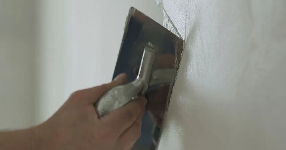 Tynk czy gips: co wybrać, aby uniknąć kosztownych błędów?